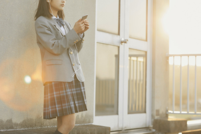 夕日に映される女子高生